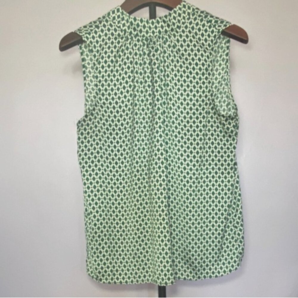 H & M Green Diamond Print Sleeveless Blouse Back Tie Detail Light &‎ Comfortable